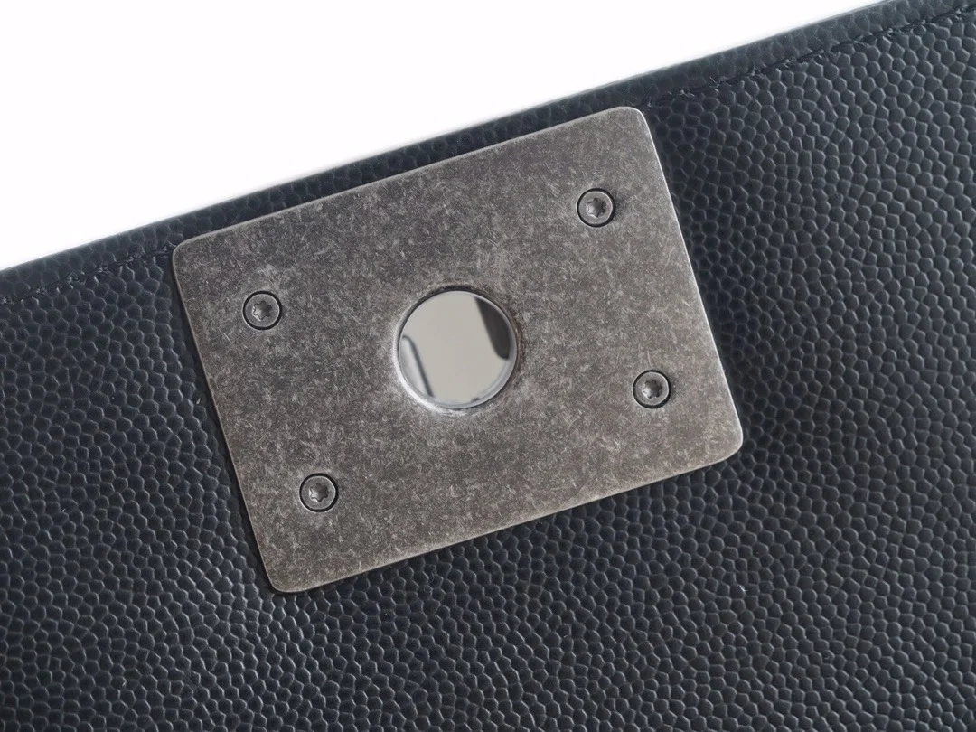 샤넬 보이백 스몰 블랙 은장 캐비어