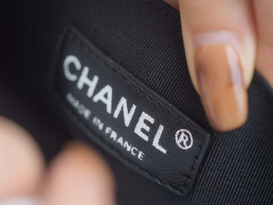 샤넬 보이백 스몰 블랙 은장 캐비어