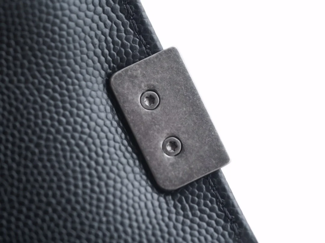 샤넬 보이백 스몰 블랙 은장 캐비어