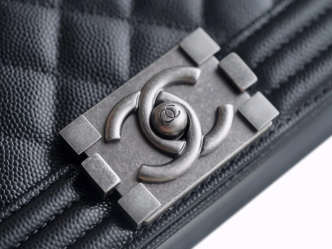 샤넬 보이백 스몰 블랙 은장 캐비어