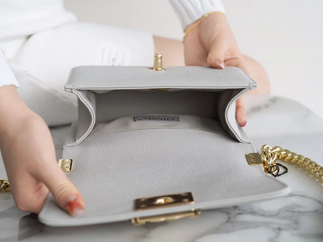 샤넬 보이백 스몰 그레이 금장 캐비어