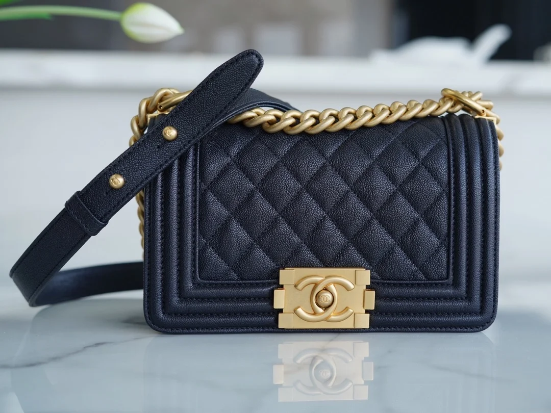 샤넬 보이백 스몰 다크 블루 금장 캐비어