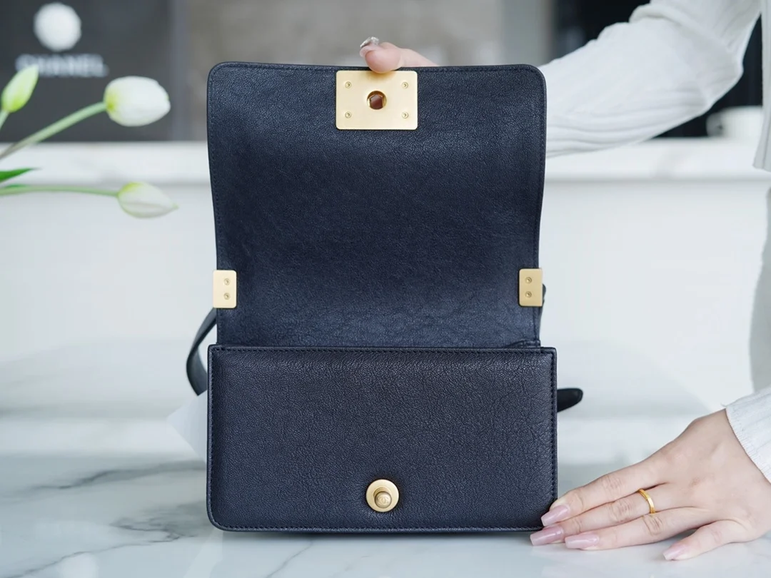 샤넬 보이백 스몰 다크 블루 금장 캐비어