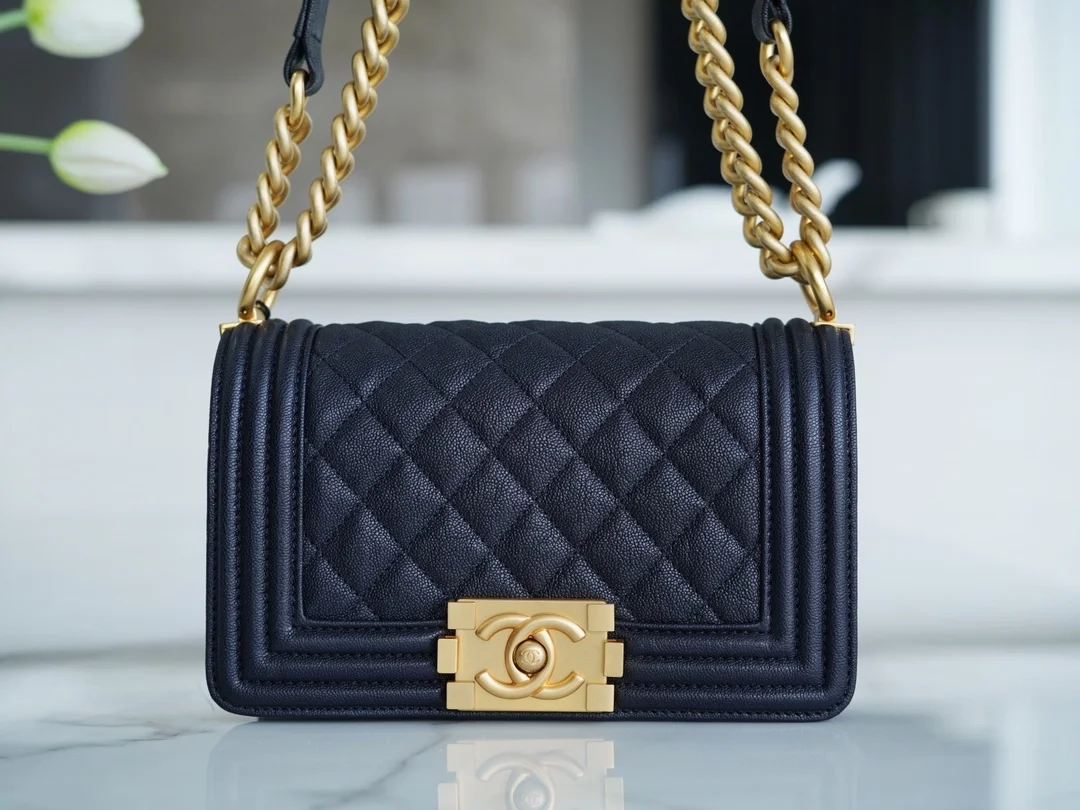 샤넬 보이백 스몰 다크 블루 금장 캐비어