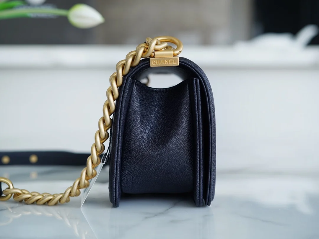 샤넬 보이백 스몰 다크 블루 금장 캐비어