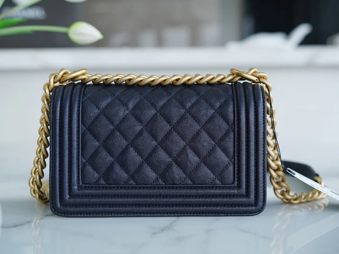 샤넬 보이백 스몰 다크 블루 금장 캐비어