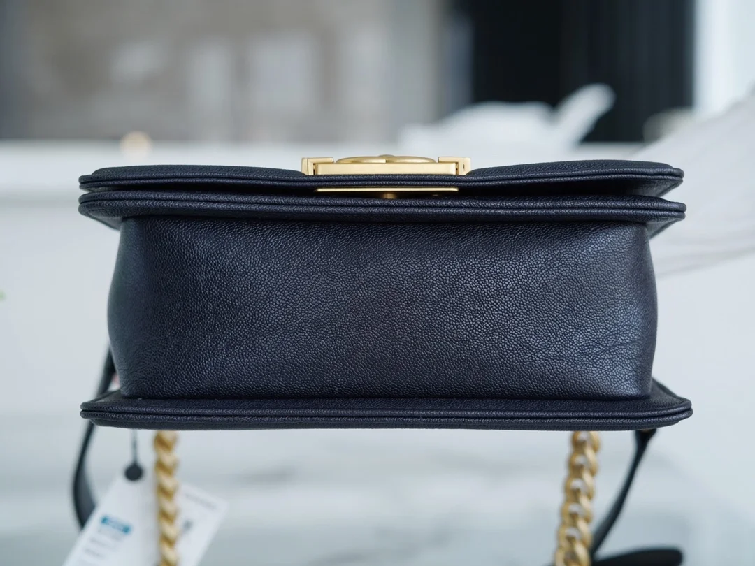 샤넬 보이백 스몰 다크 블루 금장 캐비어