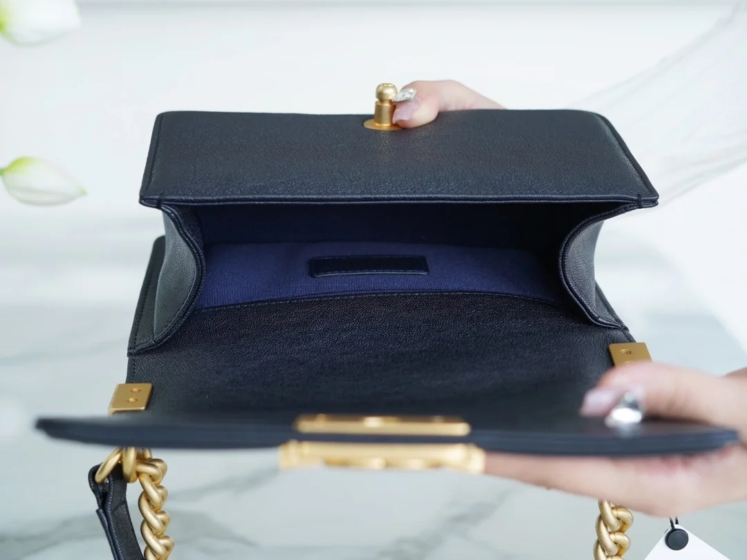 샤넬 보이백 스몰 다크 블루 금장 캐비어