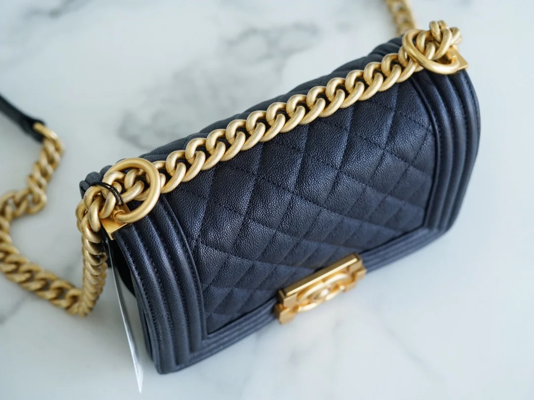 샤넬 보이백 스몰 다크 블루 금장 캐비어