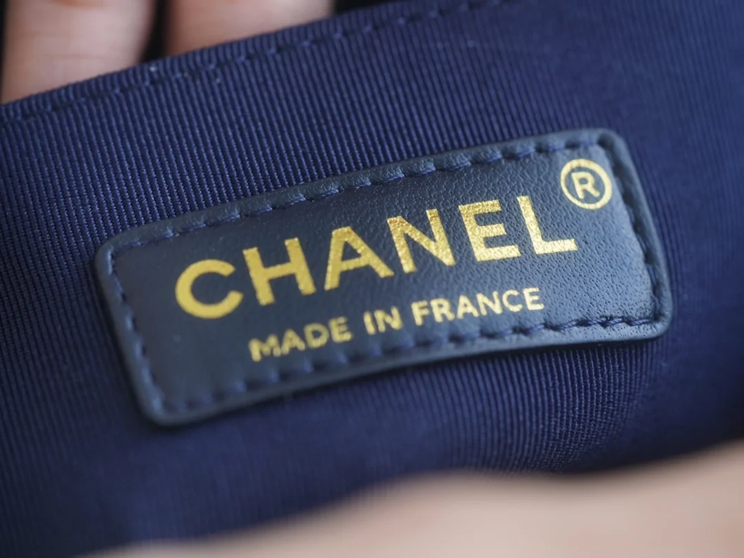 샤넬 보이백 스몰 다크 블루 금장 캐비어