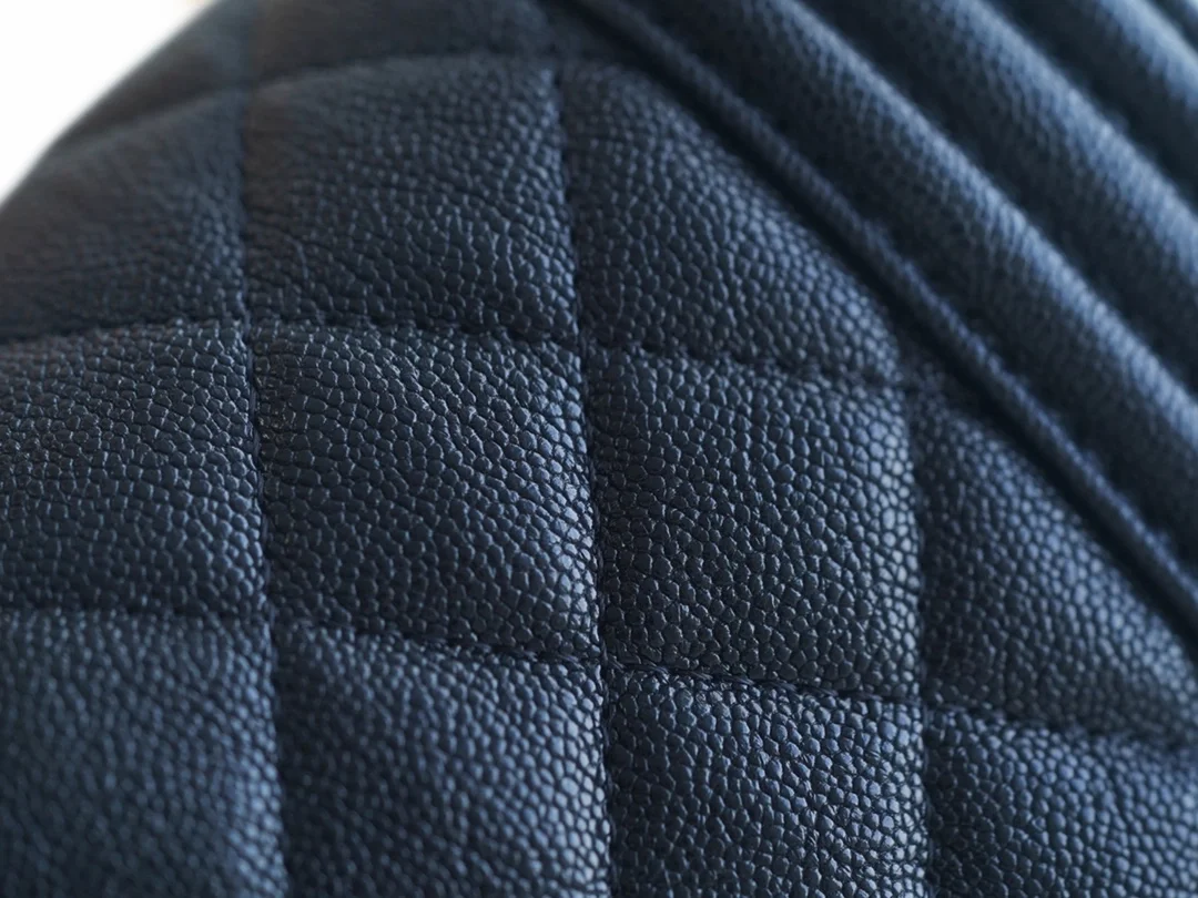 샤넬 보이백 스몰 다크 블루 금장 캐비어