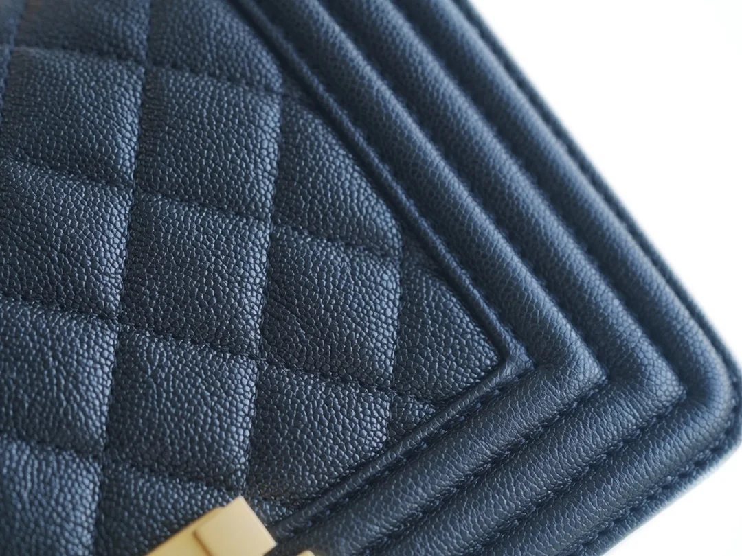 샤넬 보이백 스몰 다크 블루 금장 캐비어