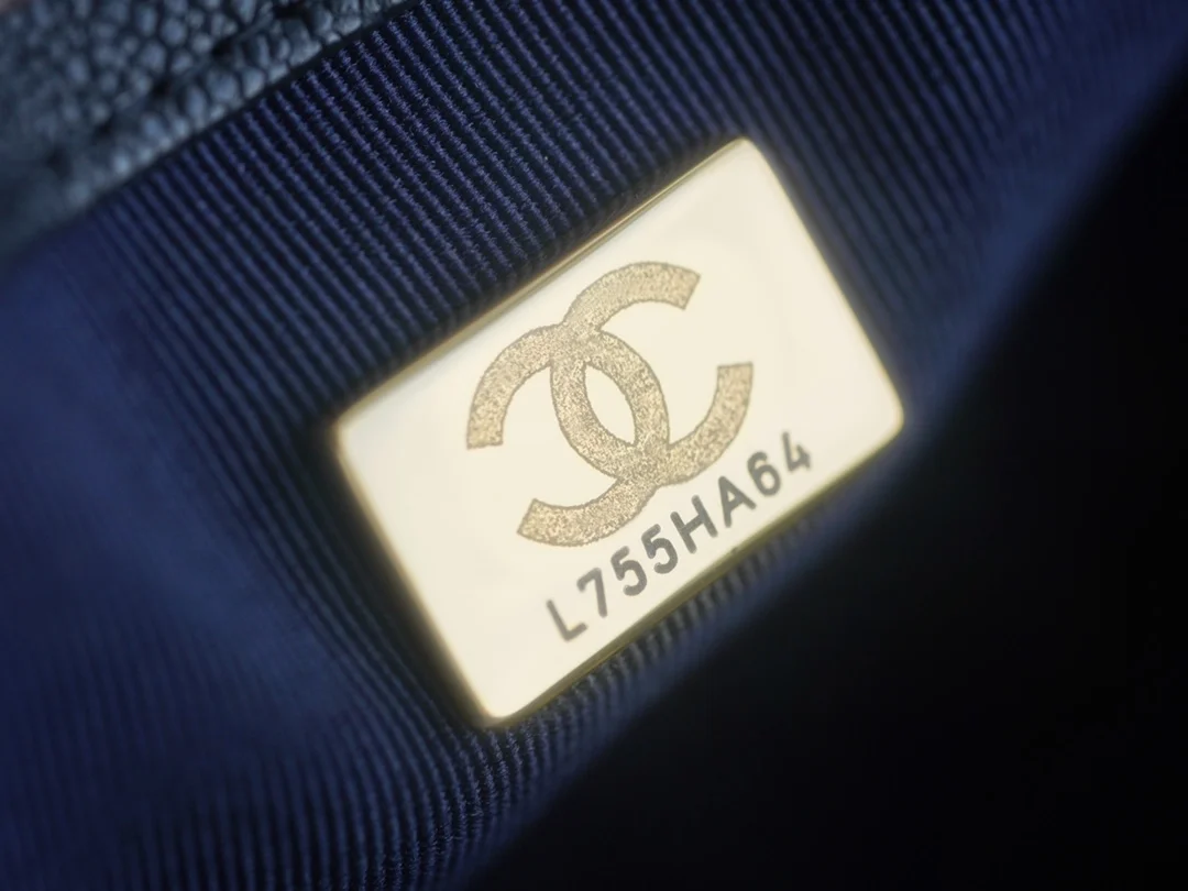 샤넬 보이백 스몰 다크 블루 금장 캐비어