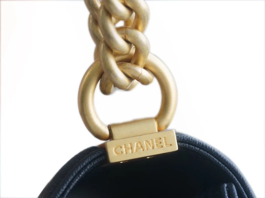 샤넬 보이백 스몰 다크 블루 금장 캐비어