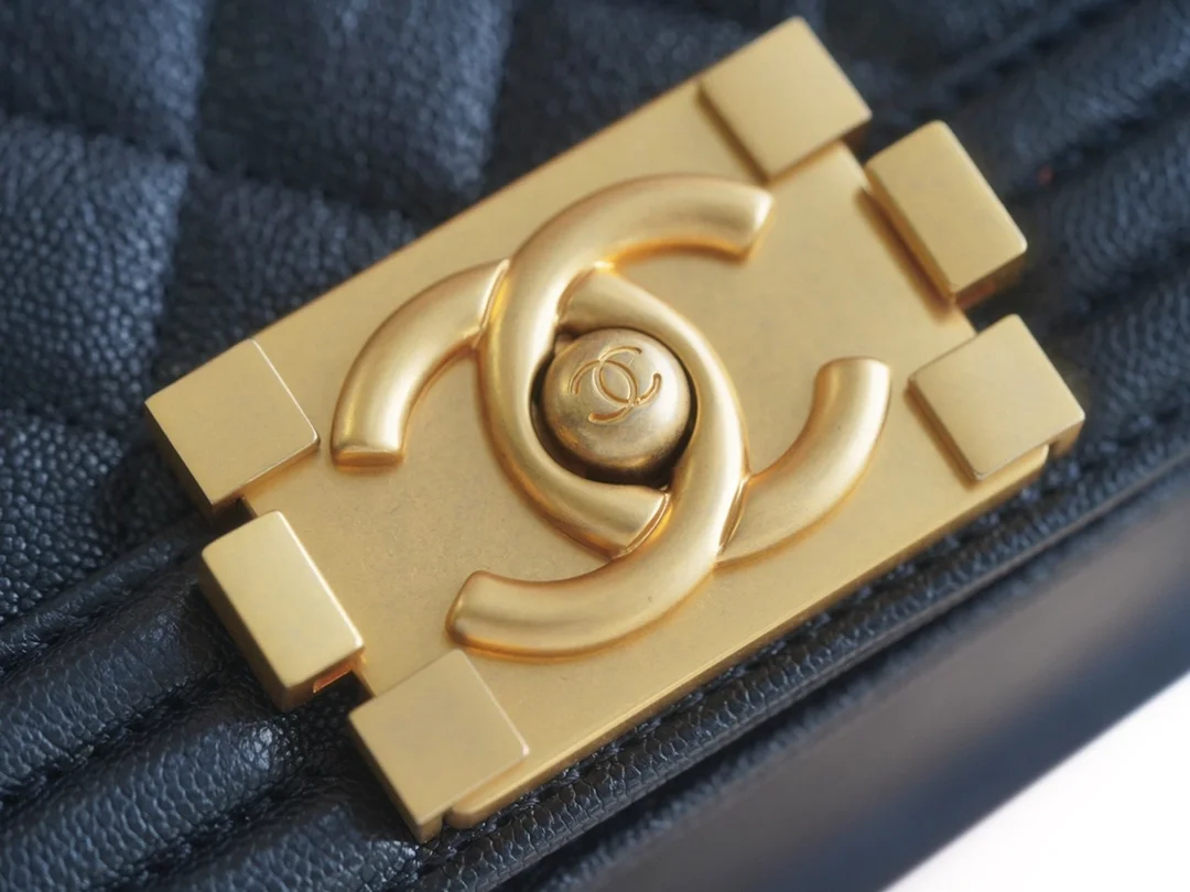 샤넬 보이백 스몰 다크 블루 금장 캐비어