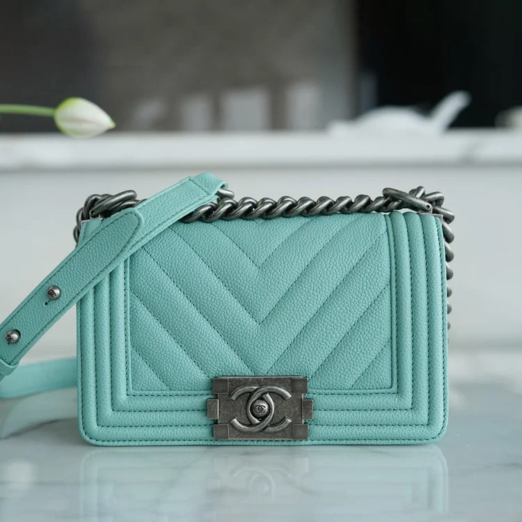 샤넬 보이백 스몰 티파니 블루 은장 캐비어