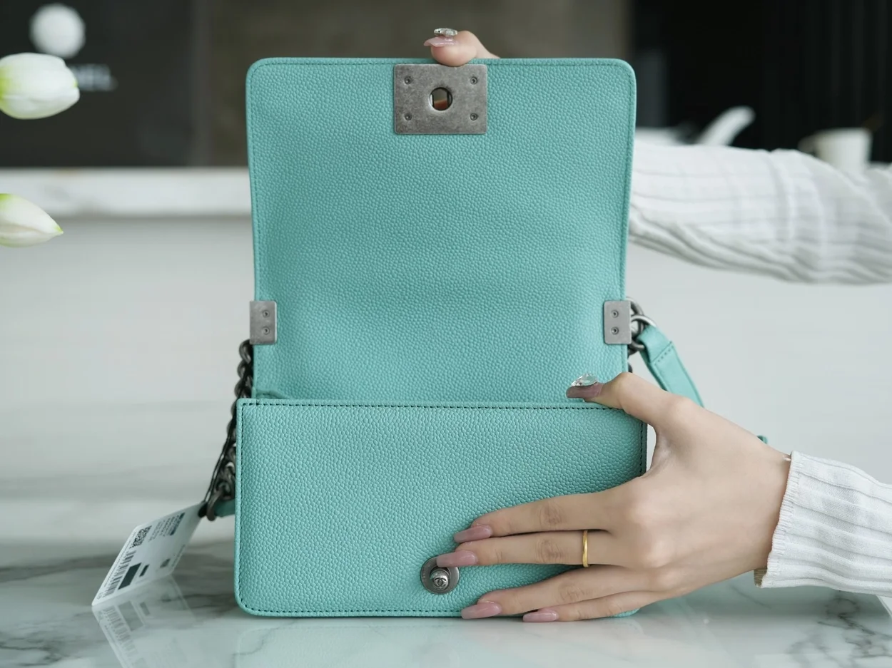 샤넬 보이백 스몰 티파니 블루 은장 캐비어