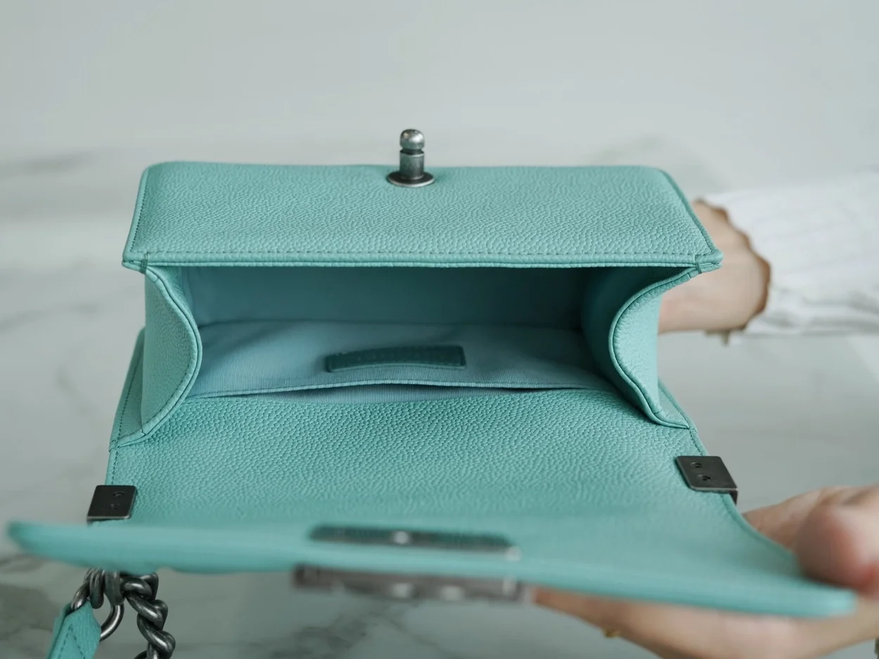 샤넬 보이백 스몰 티파니 블루 은장 캐비어