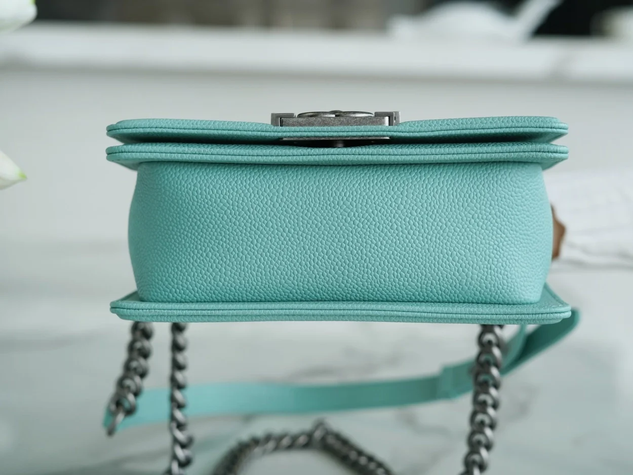 샤넬 보이백 스몰 티파니 블루 은장 캐비어