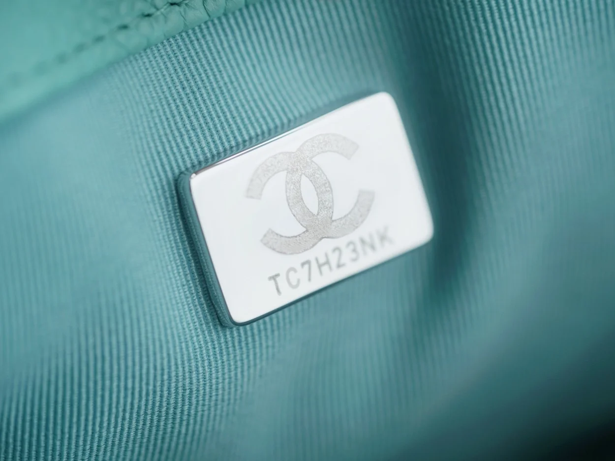 샤넬 보이백 스몰 티파니 블루 은장 캐비어