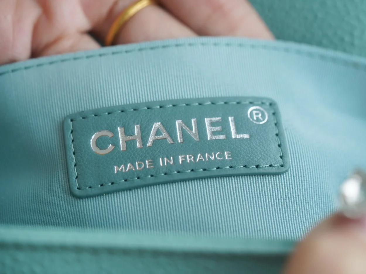 샤넬 보이백 스몰 티파니 블루 은장 캐비어