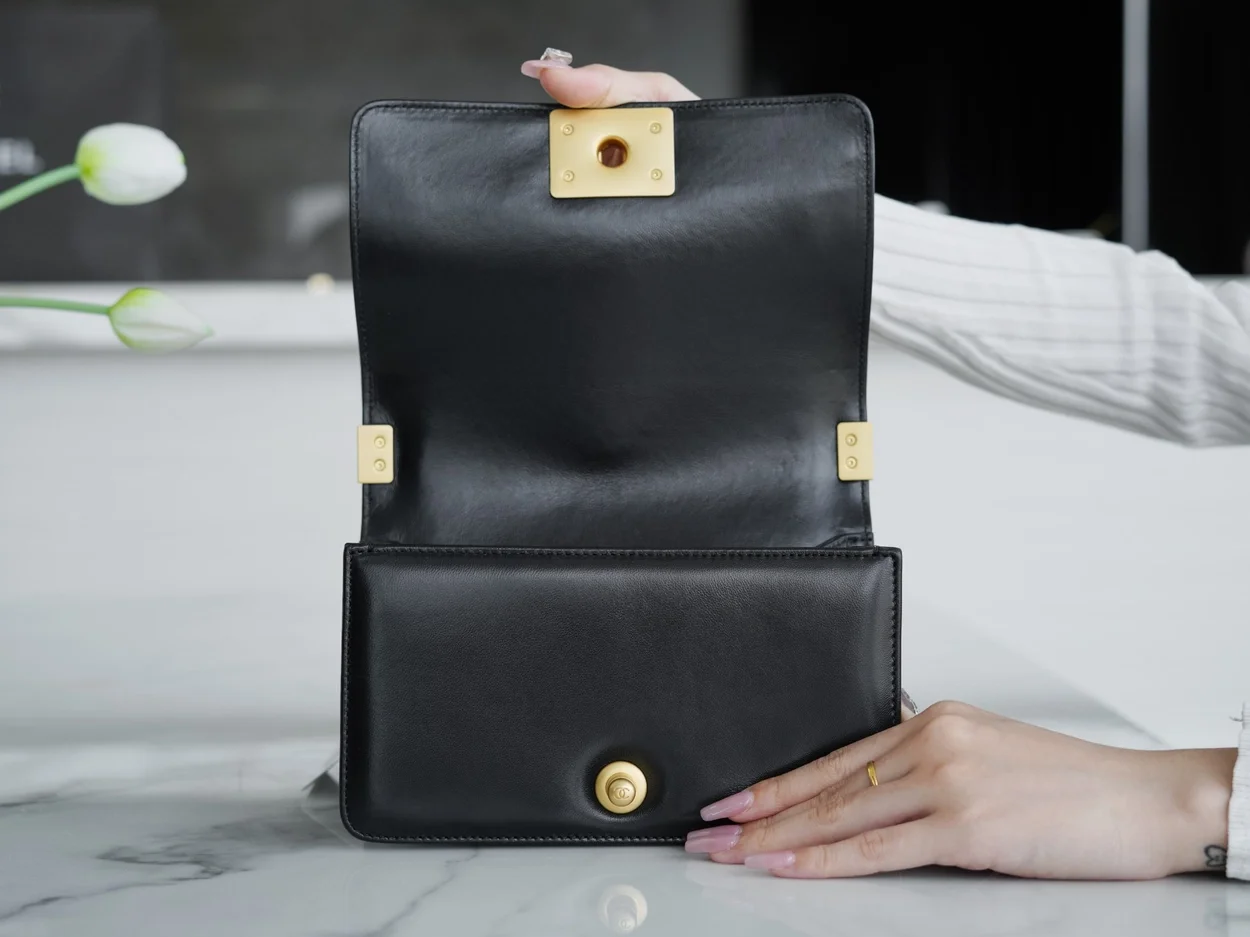 샤넬 보이백 스몰 블랙 금장 램스킨