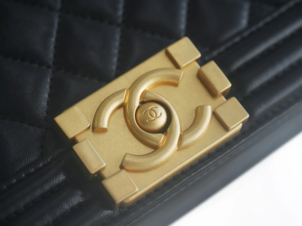샤넬 보이백 스몰 블랙 금장 램스킨