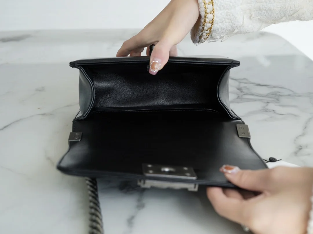 샤넬 보이백 스몰 블랙 은장 램스킨