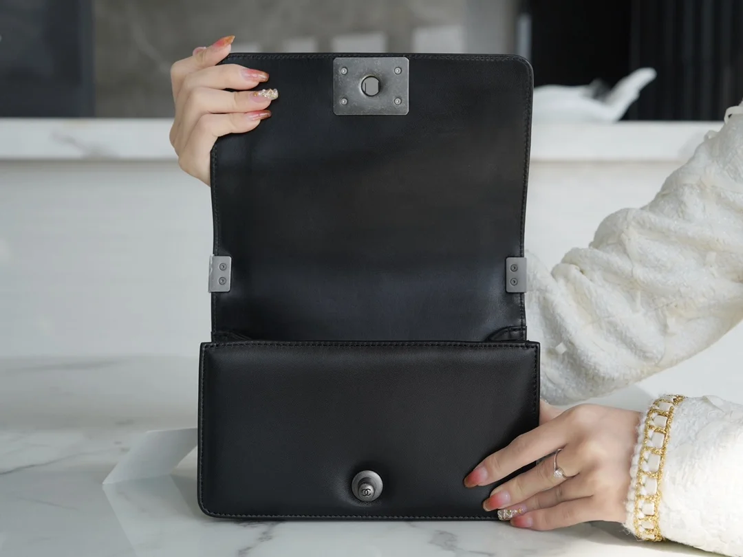 샤넬 보이백 스몰 블랙 은장 램스킨