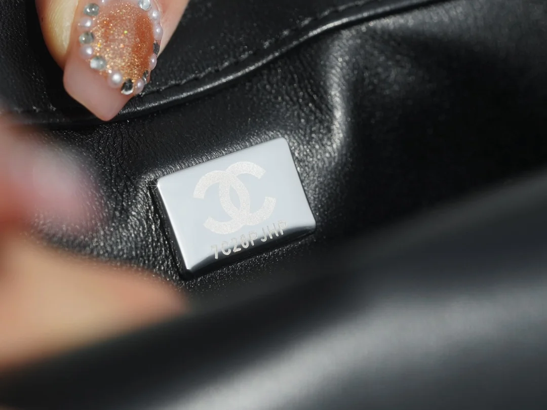 샤넬 보이백 스몰 블랙 은장 램스킨