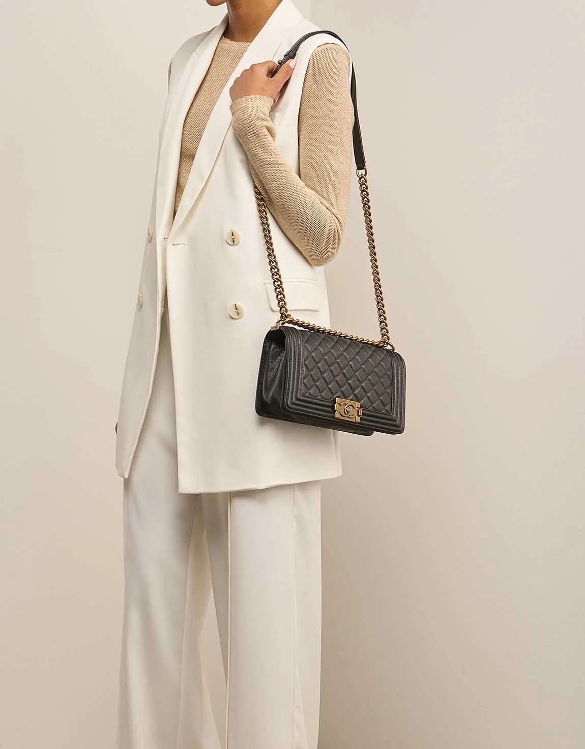 샤넬 캐비어 보이백 미디엄 골드 버클