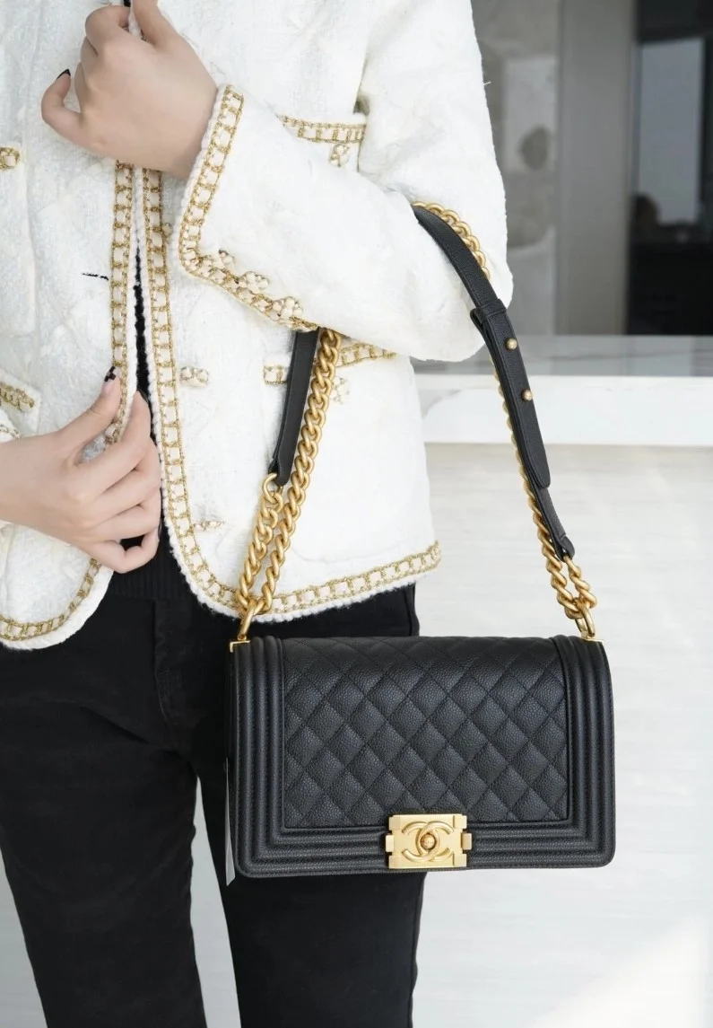 샤넬 캐비어 보이백 미디엄 골드 버클