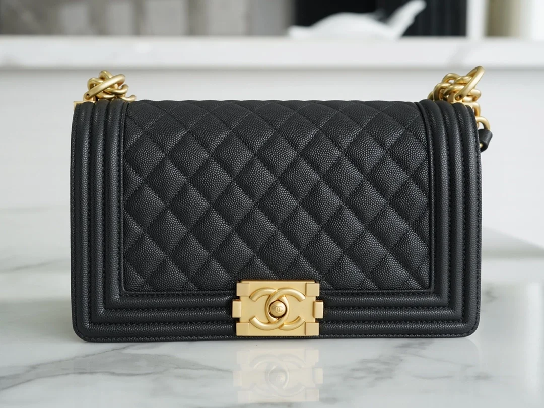 샤넬 캐비어 보이백 미디엄 골드 버클