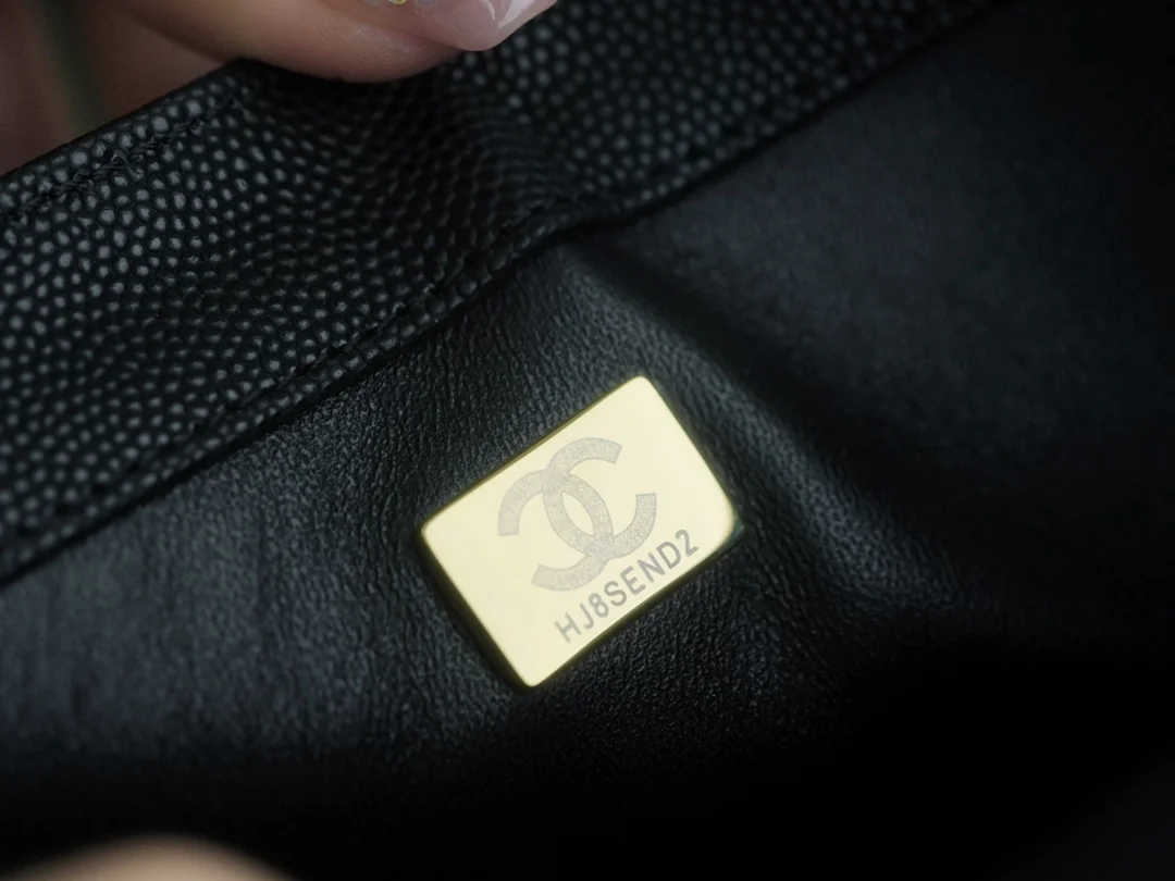 샤넬 캐비어 보이백 미디엄 골드 버클