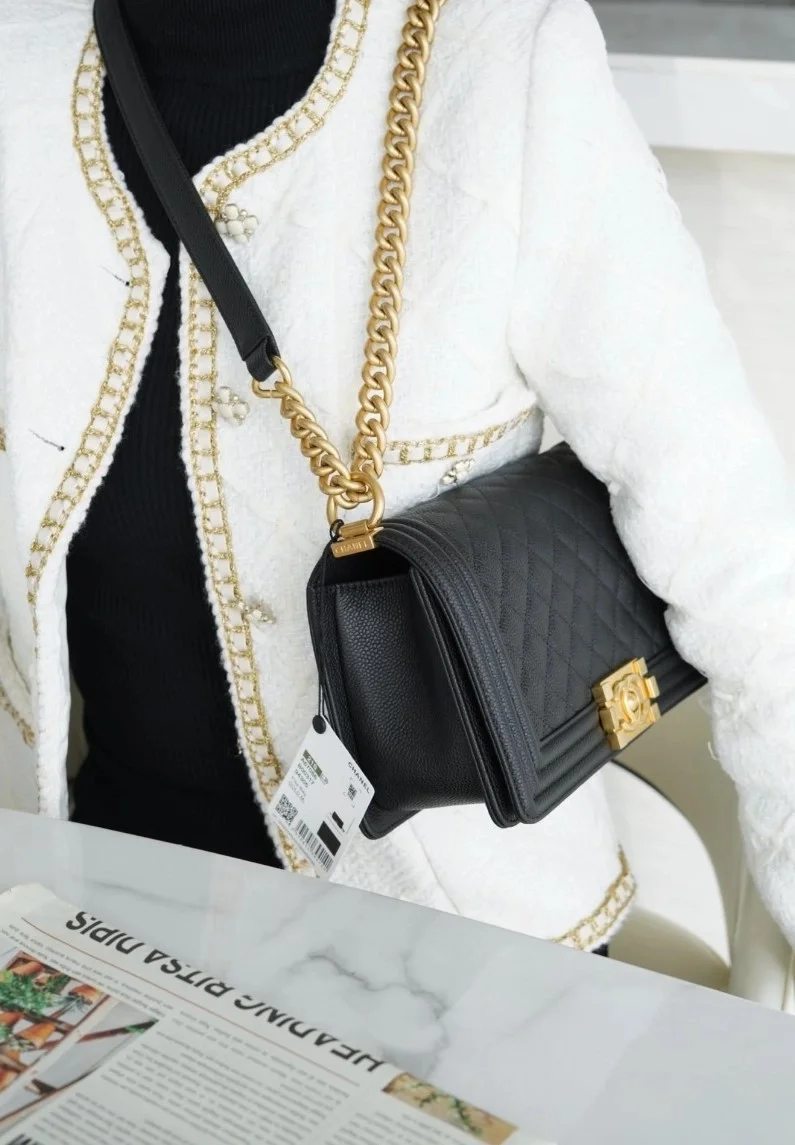 샤넬 캐비어 보이백 미디엄 골드 버클