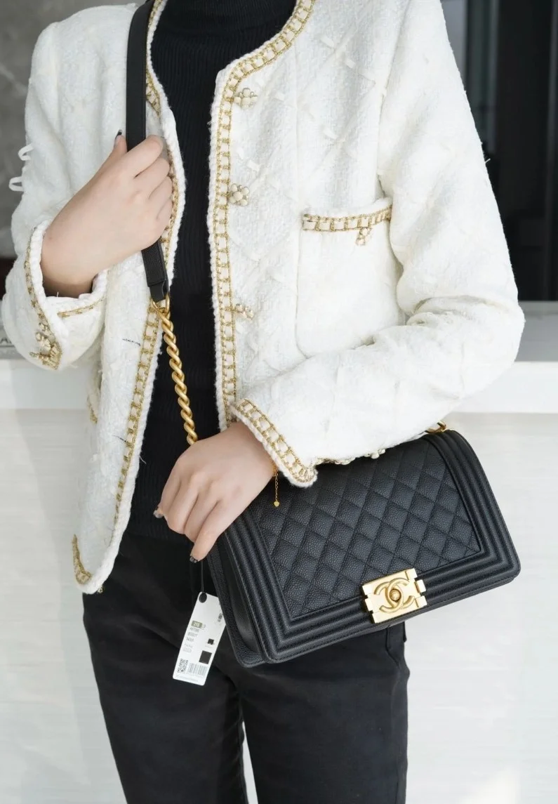 샤넬 캐비어 보이백 미디엄 골드 버클