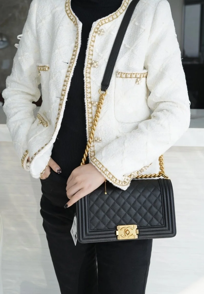 샤넬 캐비어 보이백 미디엄 골드 버클