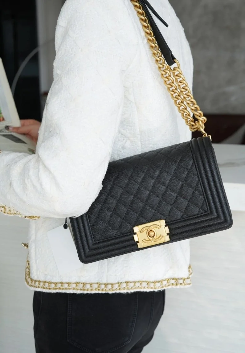 샤넬 캐비어 보이백 미디엄 골드 버클