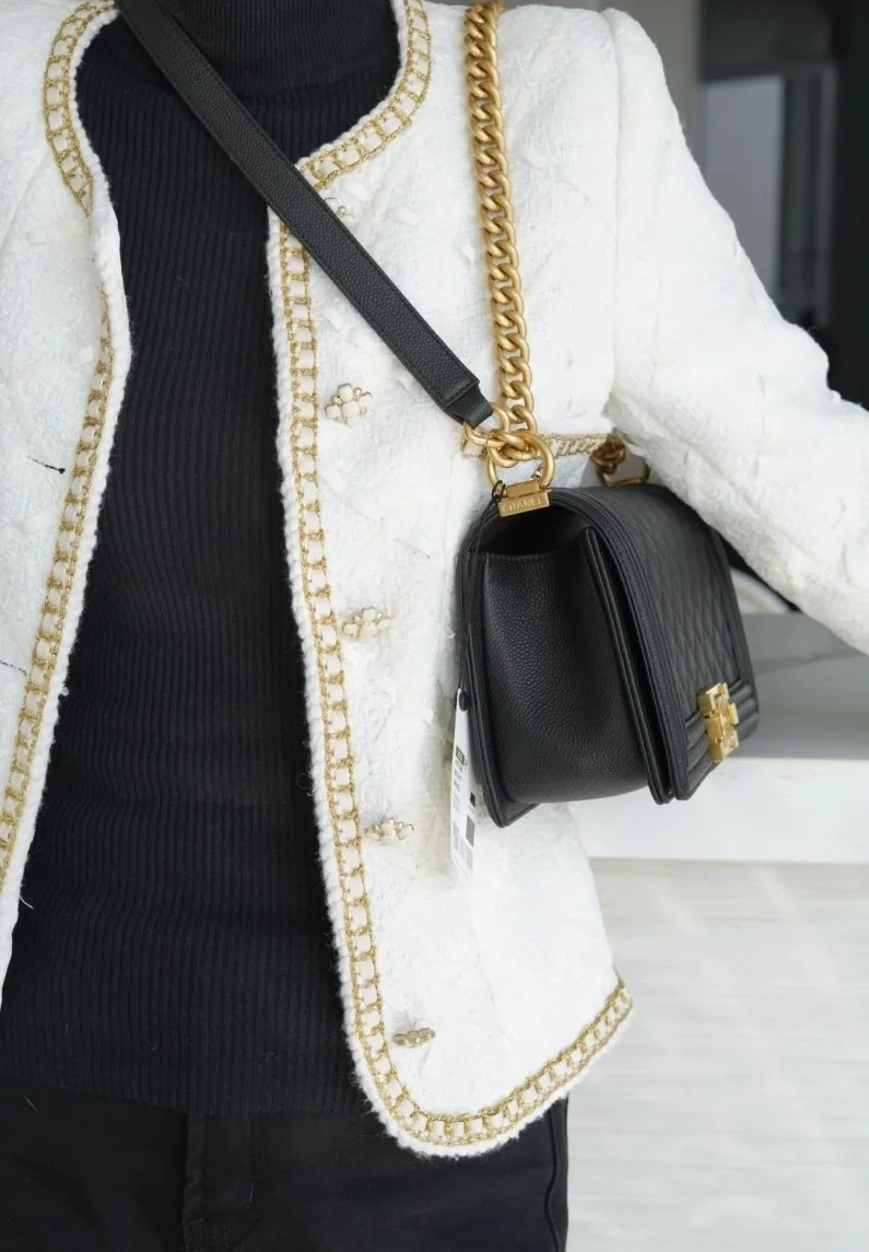 샤넬 캐비어 보이백 미디엄 골드 버클