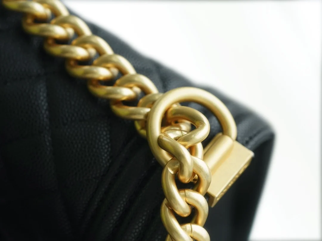 샤넬 캐비어 보이백 미디엄 골드 버클