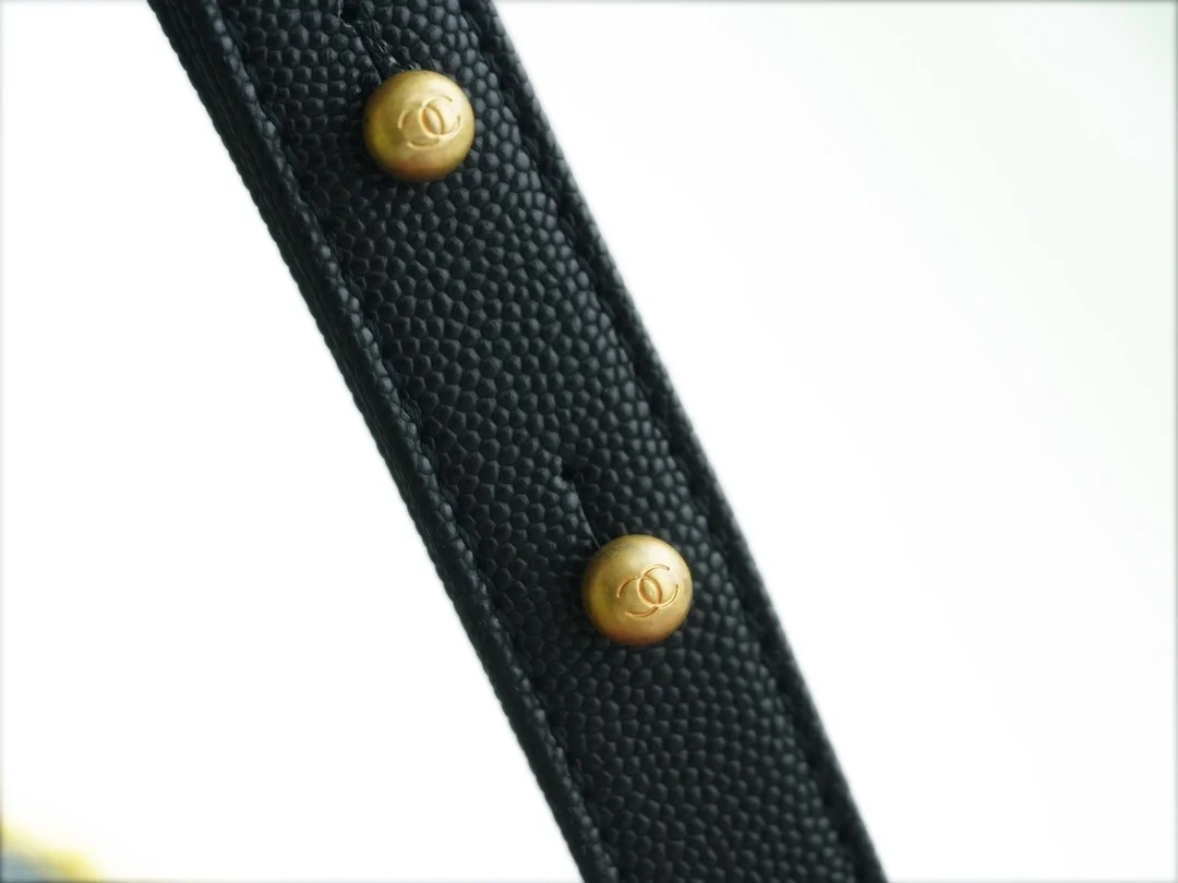 샤넬 캐비어 보이백 미디엄 골드 버클