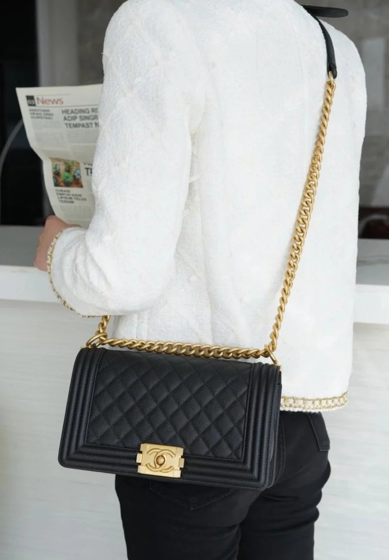 샤넬 캐비어 보이백 미디엄 골드 버클