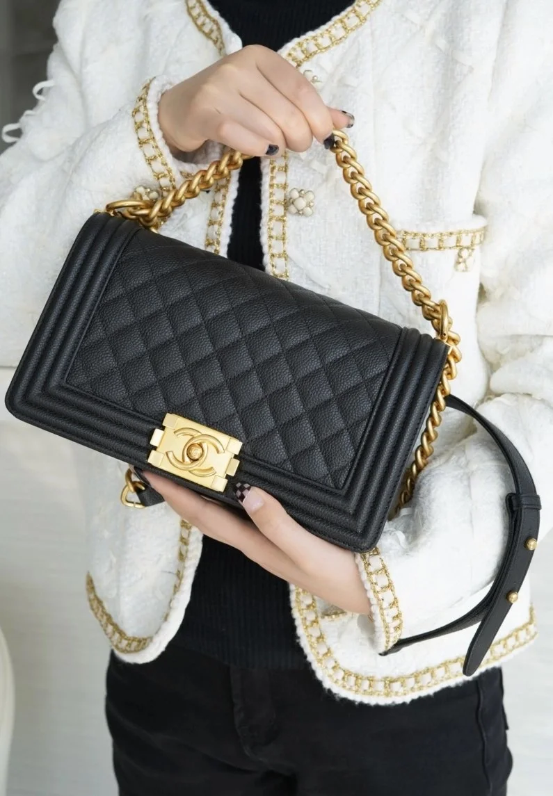 샤넬 캐비어 보이백 미디엄 골드 버클