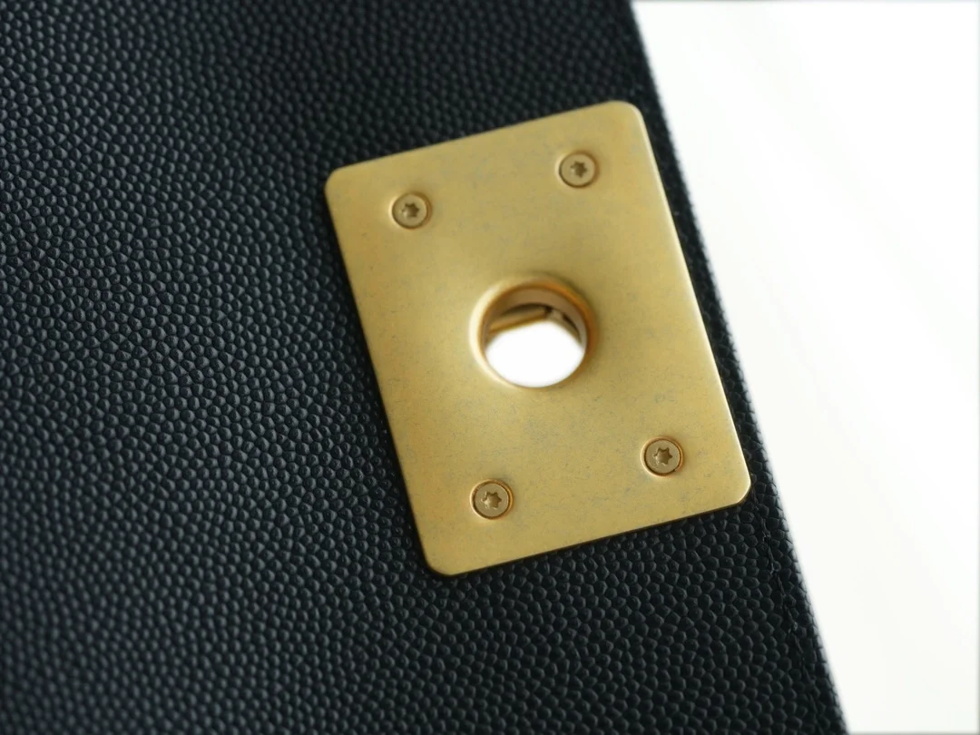 샤넬 캐비어 보이백 미디엄 골드 버클