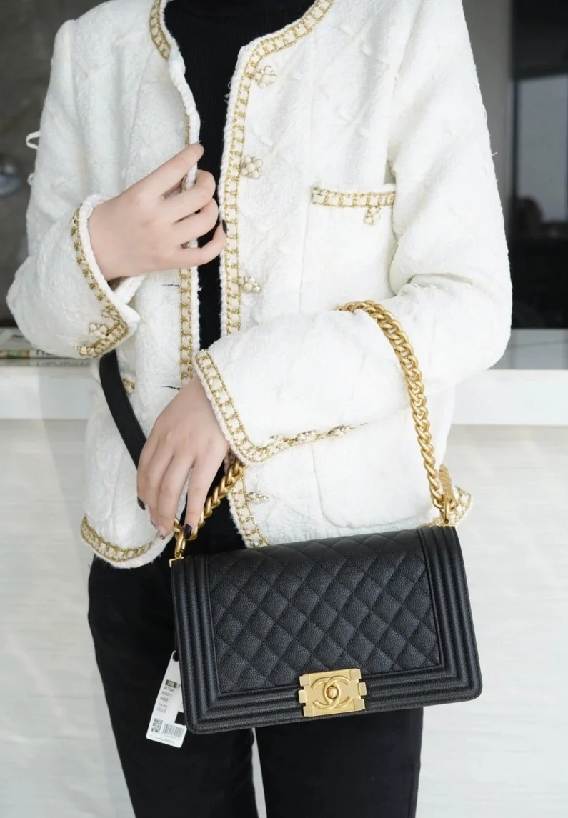 샤넬 캐비어 보이백 미디엄 골드 버클