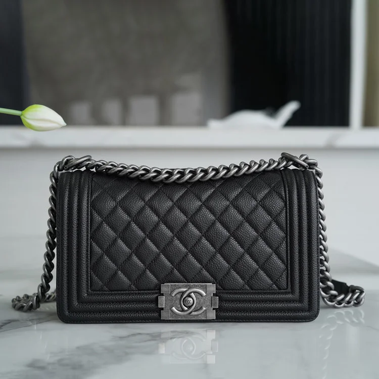 샤넬 보이백 미디엄 블랙 은장 캐비어