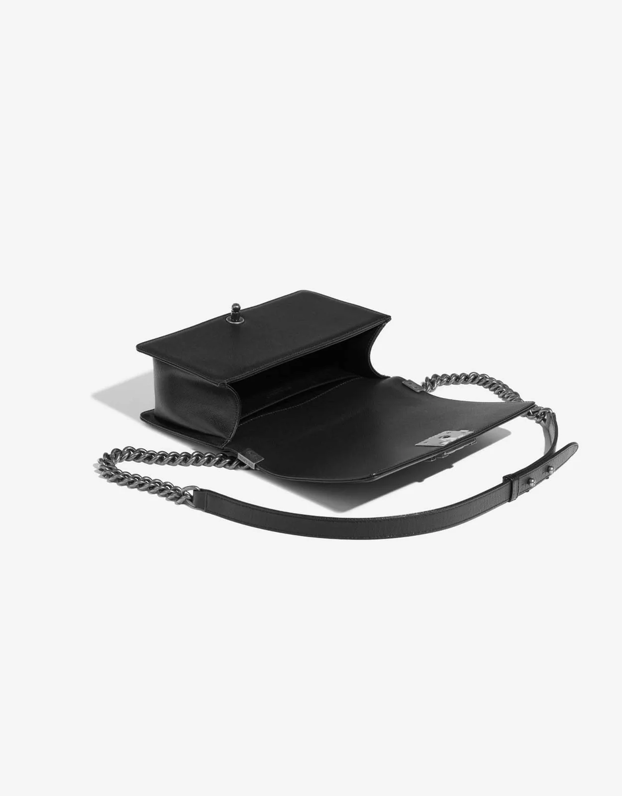 샤넬 보이백 미디엄 블랙 은장 캐비어