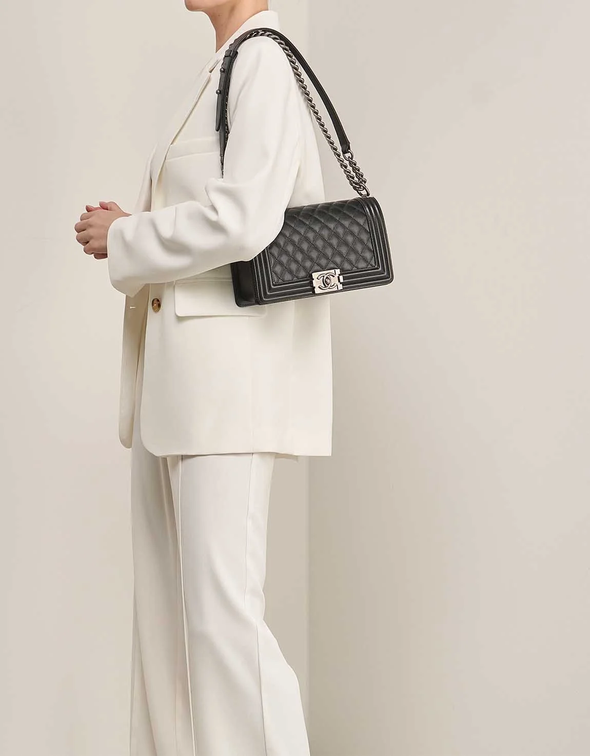 샤넬 보이백 미디엄 블랙 은장 캐비어