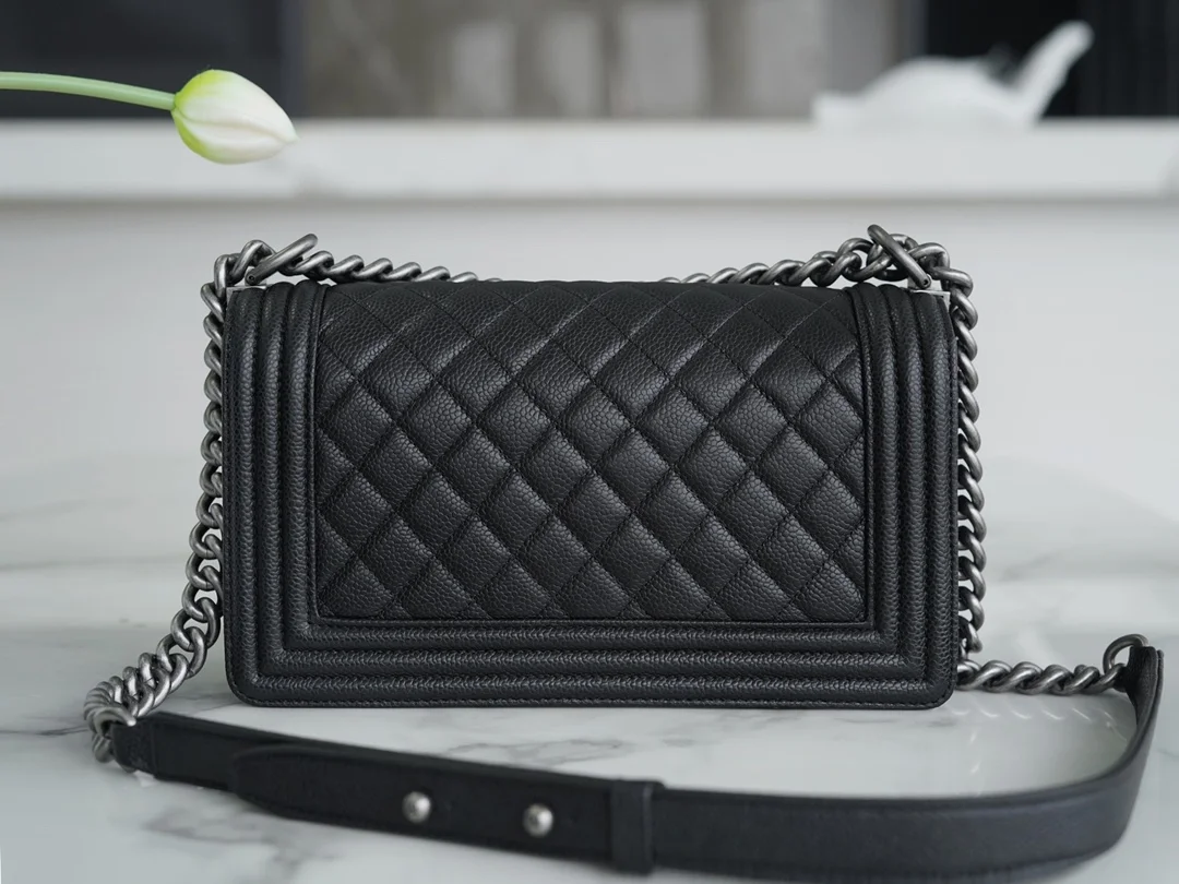 샤넬 보이백 미디엄 블랙 은장 캐비어