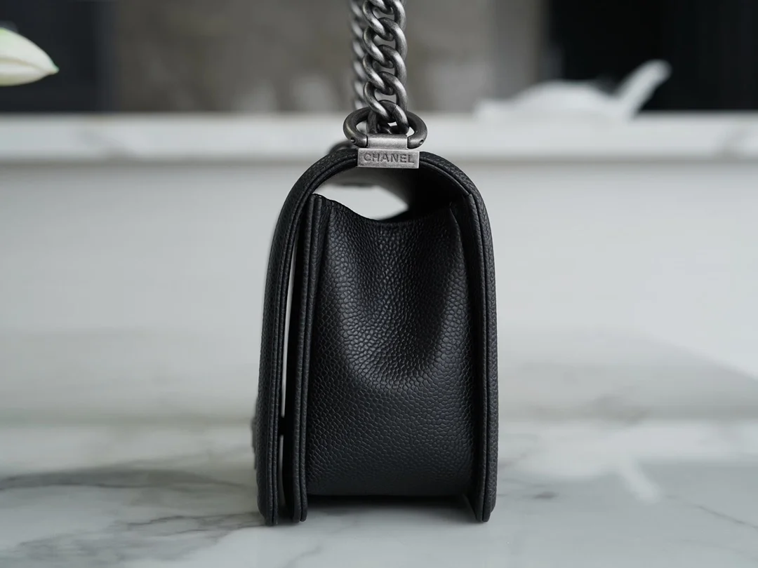 샤넬 보이백 미디엄 블랙 은장 캐비어